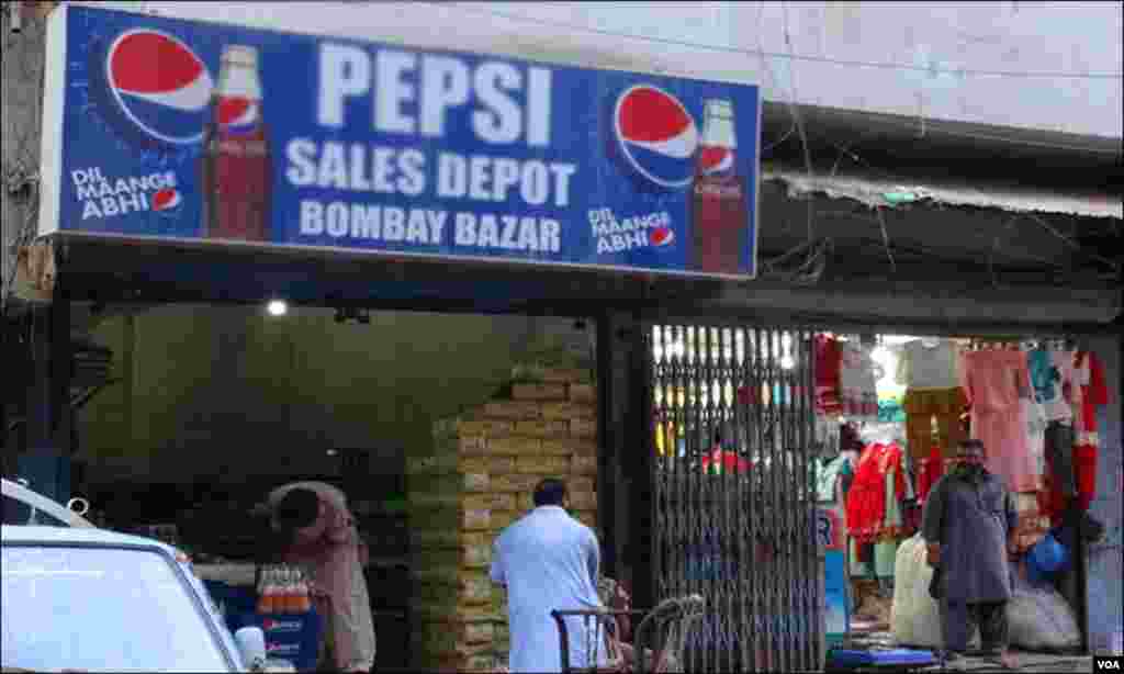 ایک دکان پر بمبئی بازار تحریر ہے یہ نام قیام پاکستان سے بہت قبل اس مارکیٹ کو ملا تھا جو آج بھی اسی نام سے مشہورہے