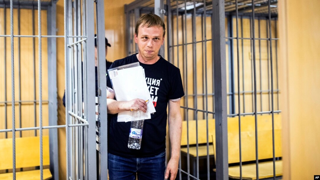 Jurnalis Ivan Golunov ditahan di penjara Moskow.