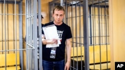 Jurnalis Ivan Golunov ditahan di penjara Moskow.
