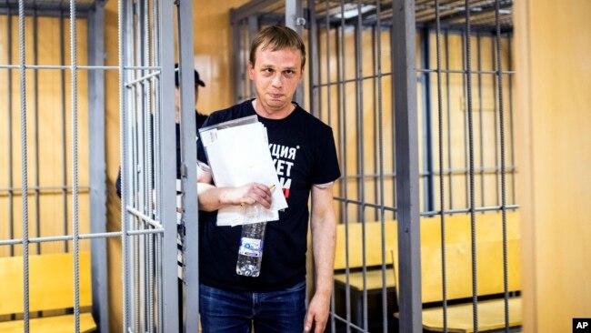 Jurnalis Ivan Golunov ditahan di penjara Moskow.