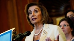 La presidenta de la Cámara de Representantes, Nancy Pelosi, celebra una conferencia de prensa en el Capitolio.