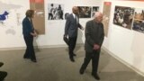 Mantan Presiden Jimmy Carter dan mantan Ibu Negara Rosalynn Carter berkeliling di pameran “Countdown to Zero” dengan Donald Hopkins, mantan direktur Program Kesehatan Carter Center, selama acara media di Jimmy Carter Library and Museum (11/1). Atlanta, GA. (foto: K. Farabaugh/VOA).