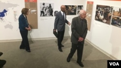 Mantan Presiden Jimmy Carter dan mantan Ibu Negara Rosalynn Carter berkeliling di pameran “Countdown to Zero” dengan Donald Hopkins, mantan direktur Program Kesehatan Carter Center, selama acara media di Jimmy Carter Library and Museum (11/1). Atlanta, GA. (foto: K. Farabaugh/VOA).