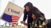 Ніккі Гейлі допомагає своїй матері Радж на голосуванні під час праймеріз на острові Кіава, штат Південна Кароліна, США, 24 лютого 2024 р. REUTERS/Brian Snyder