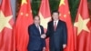 Thủ tướng Việt Nam Nguyễn Xuân Phúc (trái) bắt tay Chủ tịch Trung Quốc Tập Cận Bình tại Hội chợ Nhập khẩu quốc tế Trung Quốc ngày 4/11/2018. Ông Phúc sẽ tham gia diễn đàn "Vành đai và Con đường" tại Bắc Kinh theo lời mời của ông Tập. (Twitter photo via GovtOfficeMedia)