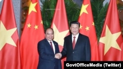 Thủ tướng Nguyễn Xuân Phúc (trái) bắt tay Tập Cận Bình. (Twitter photo via GovtOfficeMedia)
