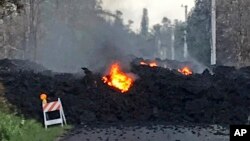 夏威夷基拉韋厄火山向東面噴發更多熔岩熔岩流到樂蘭尼區的街道