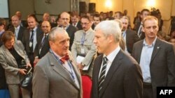 Predsednik Srbije Boris Tadić i ministar inostranih poslova Češke Karel Švarcenberg razgovaraju na Beogradskom bezbednosnom forumu