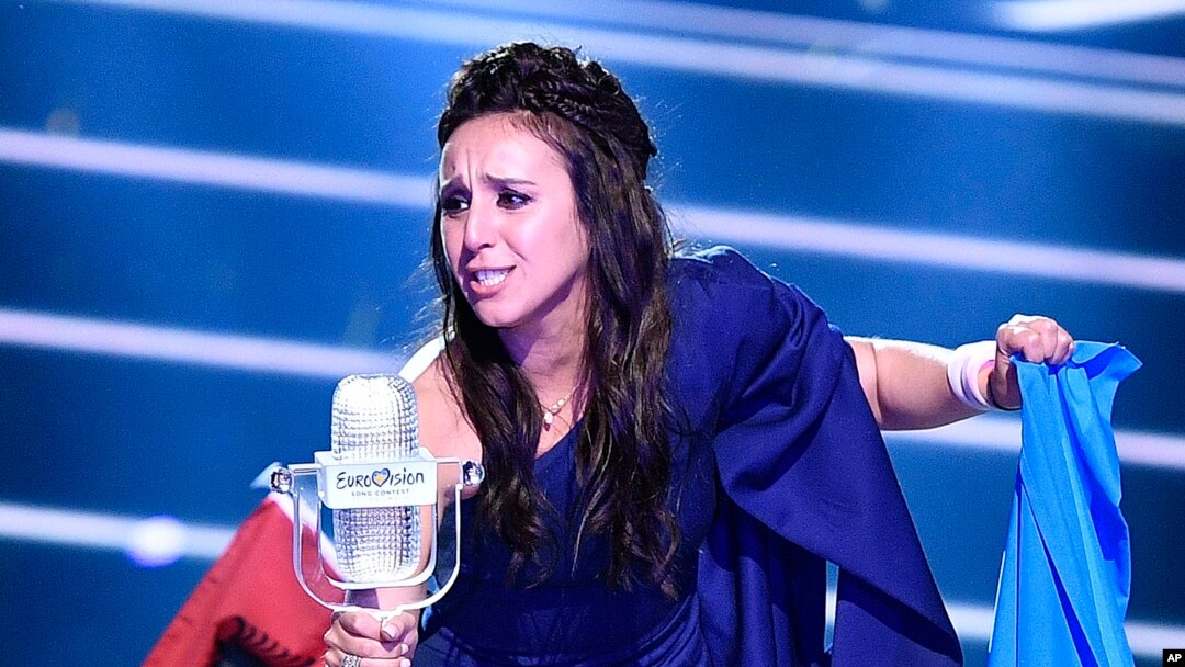 Artis Ukraina Jamala menjuarai final kontes menyanyi Eurovision dengan lagu “1944.” Stockholm, Swedia (AP Photo/Martin Meissner)