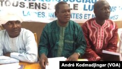 Les leaders de la plateforme de revendication syndicale tiennent une conférence de presse à N’Djamena, Tchad, 5 novembre 2016. VOA/André Kodmadjingar