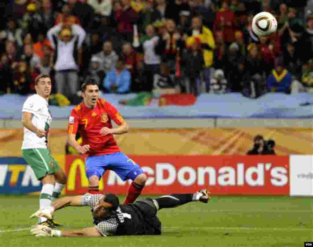 David Villa odveo je Španjolsku u 1/4 finala. Europski prvak eliminisao je Portugal sa 1:0 (AP Photo/Daniel Ochoa de Olza)