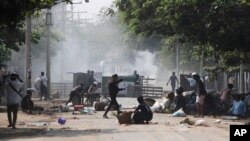 မန္တလေးမှာ လုံခြုံရေးတပ်ဖွဲ့တွေရဲ့ အကြမ်းဖက် ဖြိုခွဲခံနေရတဲ့ စစ်အာဏာသိမ်း ဆန့်ကျင်ဆန္ဒပြသူများ။ (မတ် ၁၃၊ ၂၀၂၁)