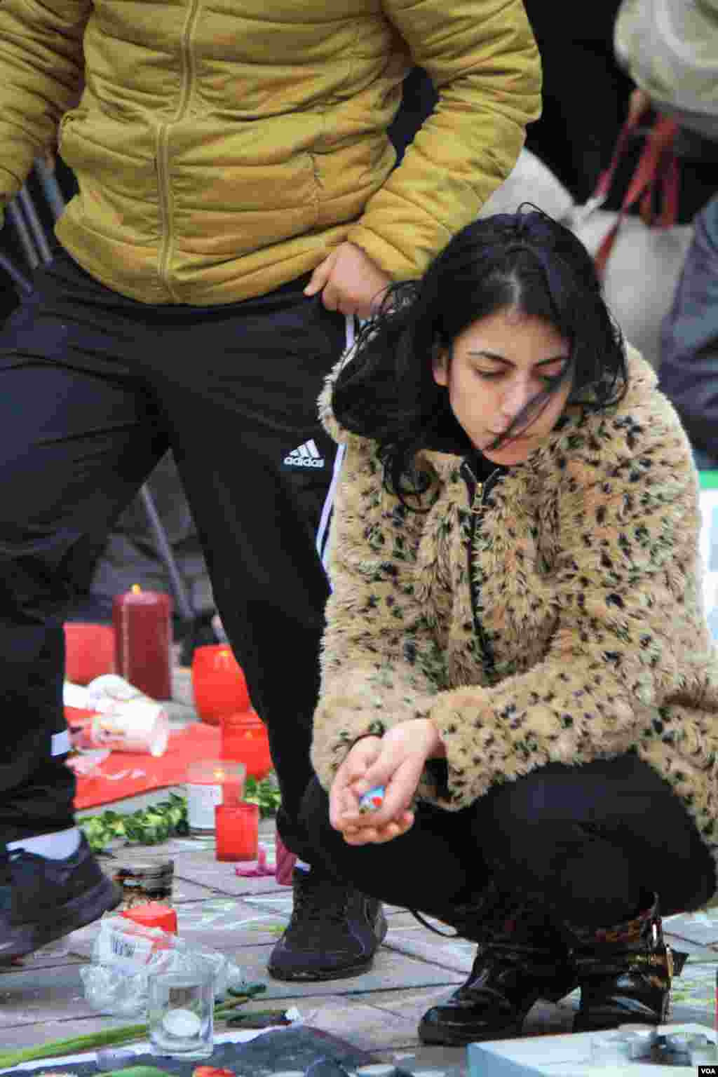 A day after bomb attacks killed more than 30 people and injured more than 270 in Brussels, locals mourn at makeshift memorials, 23 March, 2016, Brussels, Belgium. (H. Murdock / VOA) 