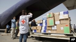 Pekerja bantuan menurunkan pasokan bantuan kemanusiaan untuk warga sipil dari sebuah kargo di bandara di Sanaa, Yaman, Jumat, 10 April 2015. (Foto: dok). Setelah hampir tiga pekan, tiga penerbangan yang mengangkut bantuan kemanusiaan dan pekerja bantuan dikabarkan telah tiba di Sanaa, ibukota Yaman.