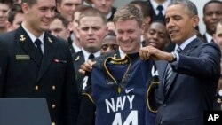 El presidente Barack Obama recibió una camisa del equipo campeón de un torneo interno que se juega entre las distintas divisiones del Ejército de EE.UU.