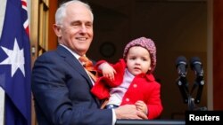 Cựu thủ tướng Malcolm Turnbull và cháu gái Alice tại một cuộc họp báo ở Canberra, Australia.