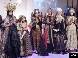 Anniesa Hasibuan saat menampilkan koleksi busana Muslim di New York Fashion Week 2016