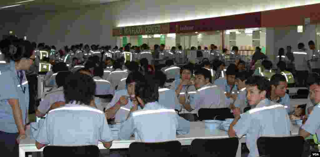 About 400,000 workers are employed in Thailand automobile factories. These workers in the Ford canteen enjoy a free meal during their shift. (Steve L. Herman/VOA)