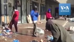 Soweto: des habitants s'unissent pour nettoyer un centre commercial saccagé