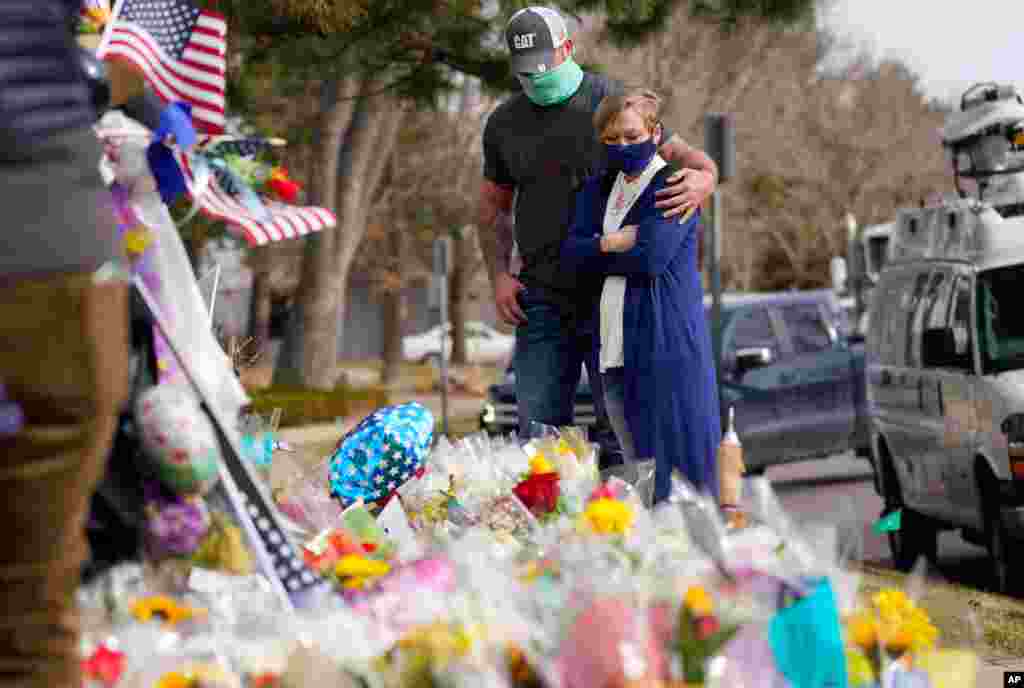 미국 콜로라도주 볼더 시민들이 지난 22일 식품점 총격 사건으로 사망한 경찰관 에릭 탈리를 추모하기 위해 경찰서 앞에 꽃다발을 놓았다. 식품점 총격으로 탈리 경관을 포함한 10명이 숨졌다. 