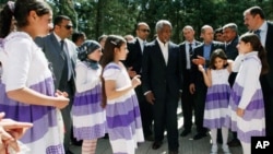 Kofi Annan Turkiyada suriyalik qochqinlar bilan ko'rishmoqda, 10 aprel, 2012-yil