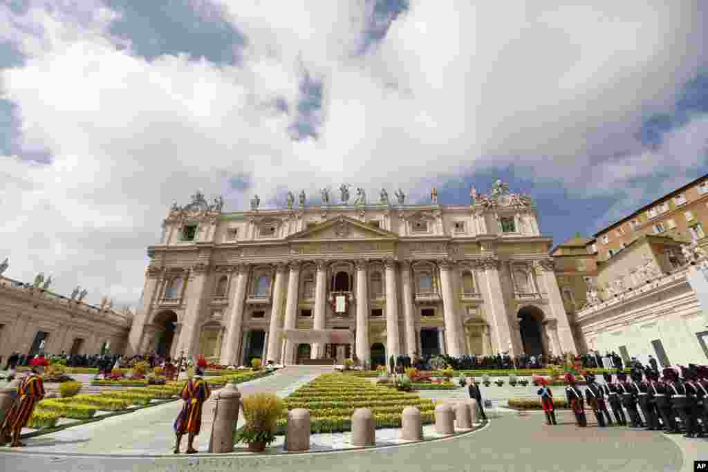 Pope Francis, greets the faithful during the Urbi and Orbi (to the city and to the world) blessing at the end of the Easter Mass in St. Peter's Square at the the Vatican, March 31, 2013.