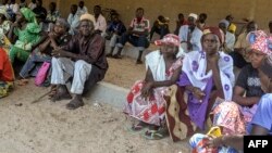 Des Camerounais déplacés attendent la distribution de nourriture à Koza, dans l'Extrême-Nord, près de la frontière avec le Nigeria, le 14 septembre 2016. 