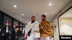 Representatif Taliban berjalan di Hotel Soria Moria, tempat di mana pertemuan tertutup antara Taliban dan negara-negara Barat berlangsung, di Oslo, Norwegia, 23 Januari 2022. (Foto: NTB/Torstein Boe via Reuters)