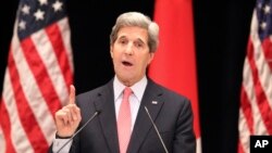 Le secrétaire d'État John Kerry donne une conférence à Tokyo, au Japon, le 15 avril 2013.