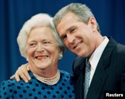 Bà Barbara Bush và con trai George W. Bush sau khi chụp ảnh lưu niệm gia đình vào tháng 6/2010. REUTERS/Adrees A-