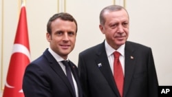 Presiden Perancis Emmanuel Macron (kiri) dan Presiden Turki Recep Tayyip Erdogan saat bertemu di sela-sela KTT NATO di Brussels, 25 May 2017. (Foto: dok).