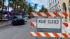 Policijsko vozilo i blokiran prilaz plaži u Majami Biču na Floridi (Foto: REUTERS/Liza Feria)