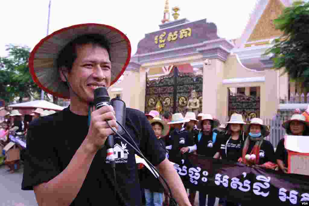 លោក ទឹម ម៉ាឡៃ ប្រធានបណ្ដាញយុវជនកម្ពុជា និយាយទៅកាន់ក្រុមអ្នកតវ៉ា ខណៈពេលហែញត្តិទៅរដ្ឋសភាកាលពីព្រឹកថ្ងៃច័ន្ទ ទី០៥ ខែតុលា ឆ្នាំ២០១៥។ ក្រុមអ្នកតវ៉ាមកពីសហគមន៍ ដែលមានជម្លោះដីធ្លីប្រមាណ១០០០នាក់ នៅក្នុងរាជធានីភ្នំពេញ បានហែញតិ្តទៅដាក់រដ្ឋសភាជាតិ ក្នុងឱកាសទិវាលំនៅដ្ឋានពិភពលោកខួបលើកទី៣០។ (ឡេង ឡែន/ VOA Khmer) 