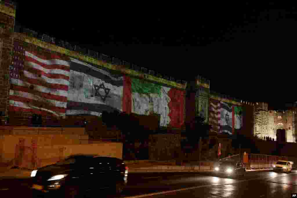 نمایش پرچم کشورهای بحرین و امارات در کنار آمریکا و اسرائیل در بخش قدیمی شهر اورشلیم بعد از امضای توافق صلح در واشنگتن