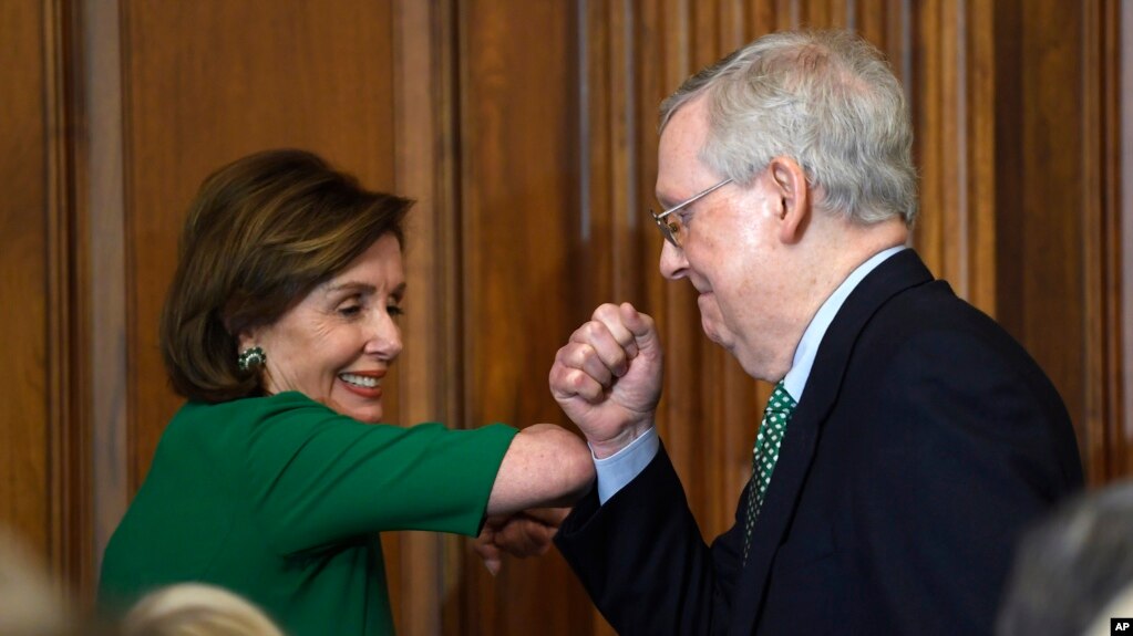 Chủ tịch Hạ viện Mỹ Nancy Pelosi và lãnh đạo phe Cộng hòa tại Thượng viện Mitch McConnell.