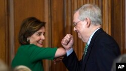 Nancy Pelosi (esq) e Mitch McConnell (dir) (Foto de Arquivo)