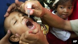 Petugas medis memberikan vaksin polio kepada seorang anak di Jakarta (foto: ilustrasi). 