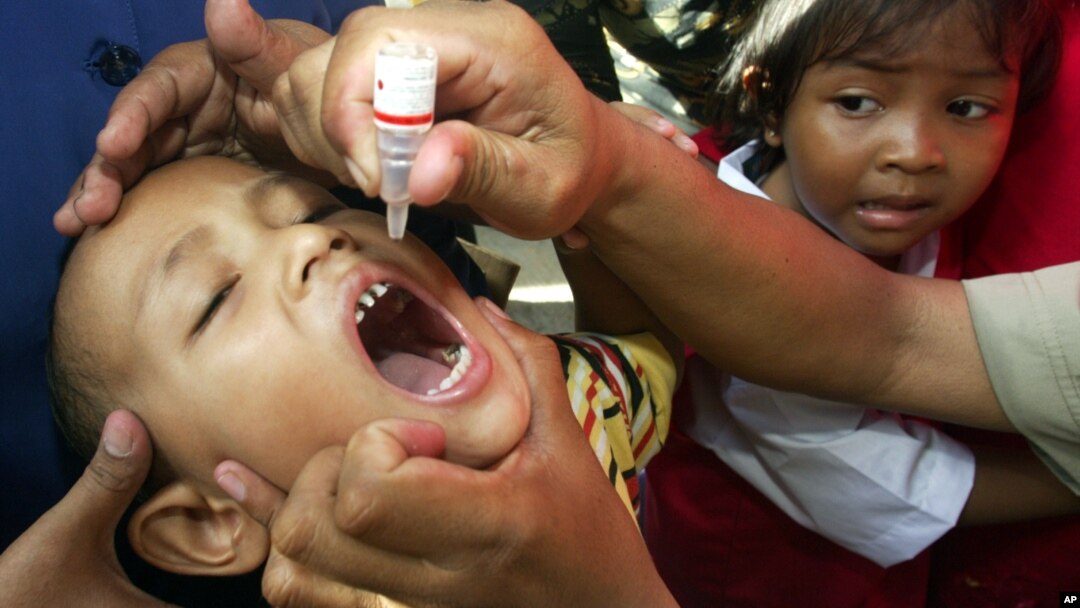 Petugas medis memberikan vaksin polio kepada seorang anak di Jakarta (foto: ilustrasi). 