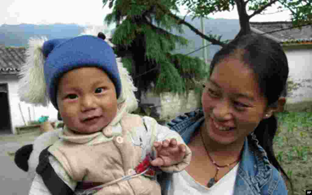 沙马依姑的儿媳和孩子