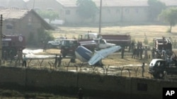 Pakistani officials and soldiers examine the site of a plane crash in Karachi, 05 Nov 2010