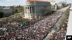 راهپیمایان در بلوار پنسیلوانیا، خیابانی که به ساختمان کنگره آمریکا میرسد