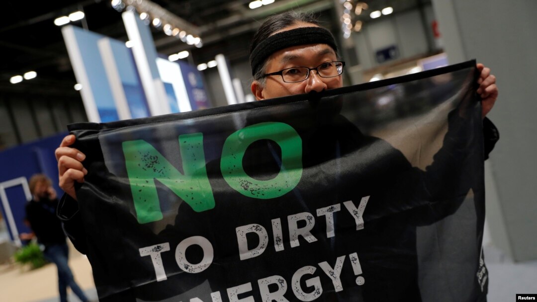 Seorang aktivis sedang melakukan protes di dalam tempat konferensi perubahan iklim AS (COP25) di Madrid, Spanyol, 4 Desember 2019. (Foto: Reuters / Susana Vera)