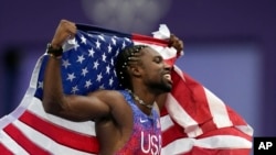 Noah Lyles, de Estados Unidos, celebra después de ganar la medalla de oro en la final masculina de 100 metros en los Juegos Olímpicos de Verano de 2024, el 4 de agosto de 2024, en Saint-Denis, Francia.