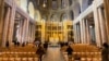 Jemaat Katolik mengikuti Misa di basilika Koekelberg di Brussel di tengah pembatasan terkait pandemi COVID-19 di Belgia. 