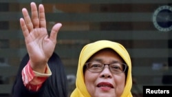 Mantan Ketua DPR Singapura, Halimah Yacob, tiba di Badan Urusan Pemilu Singapura setelah diberikan sertifikasi kelayakan untuk menjadi presiden di Singapura, 11 September 2017.