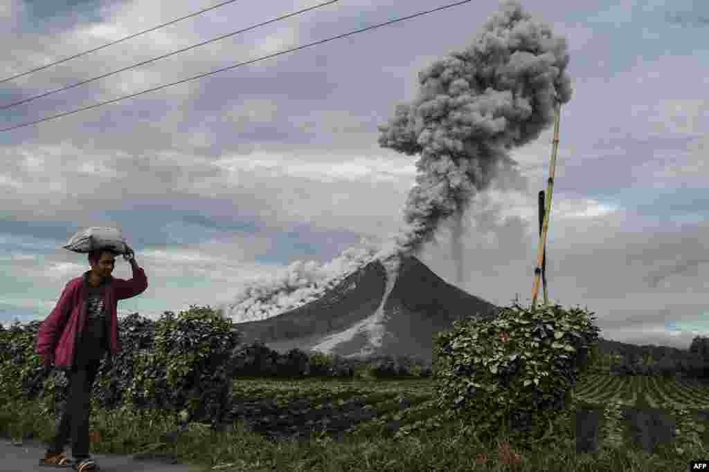 تصویری از دود ناشی از فواران کوه آتشفشان در بالی اندونزی