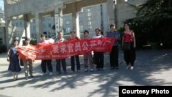 访民到中国外交部门口拉横幅声援静坐维权人士。(博讯网)