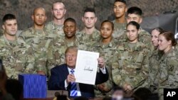 도널드 트럼프 미국 대통령이 13일 뉴욕주 포트 드럼 육군 기지에서 2019 회계연도 국방수권법(NDAA)에 서명했다.