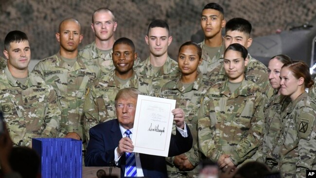 Tổng thống Donald Trump ký Luật Chính sách Quốc phòng hôm 13/8/2018.