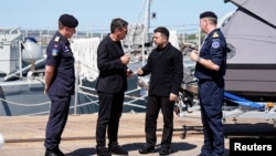 乌克兰总统弗拉基米尔·泽连斯基在访问英国期间，与英国首相安迪·伯纳姆在汉普郡朴茨茅斯皇家海军基地参观乌克兰装备。（2026年7月27日）